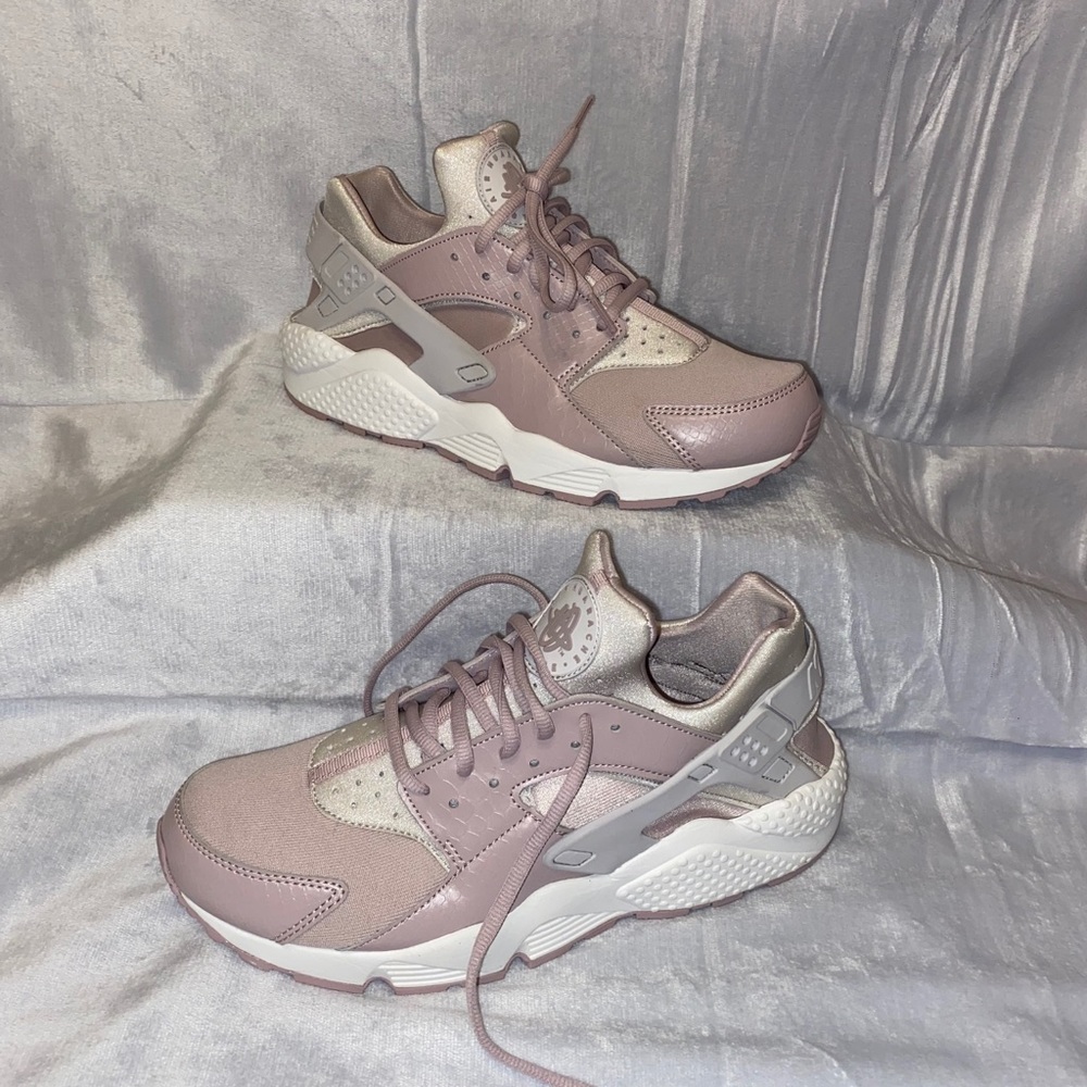 Nike Huraches ✨GREAT CONDITION✨